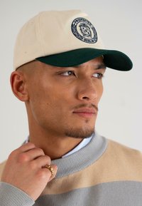 PROHIBITED CONTRAST  - Kapa - off white green