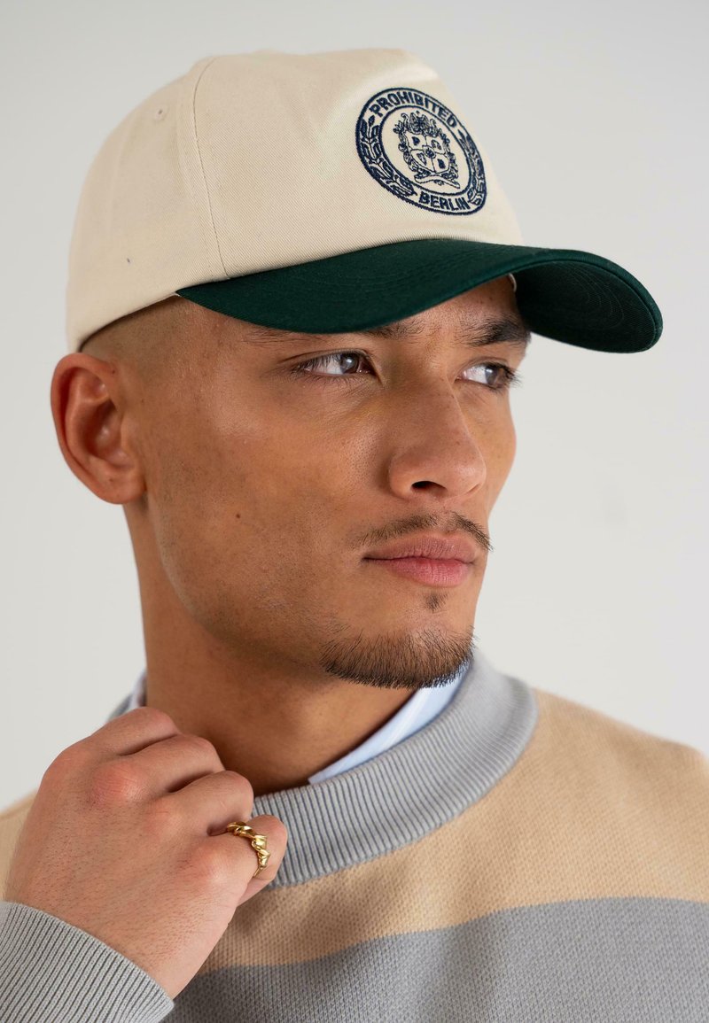 PROHIBITED CONTRAST - Kapa - off white green