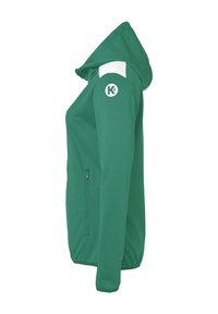 Grøn hættetrøje med en glat tekstur, lynlås-lomme og hvide skulderdetaljer. Har et logo på den øverste arm og en hætte.