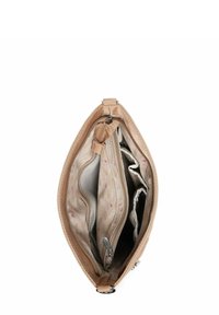 Hnědá kožená kabelka s otevřeným horním okrajem, vybavená několika přihrádkami, béžovou vnitřní podšívkou a jemnými růžovými vzory. Stříbrné kovové doplňky.