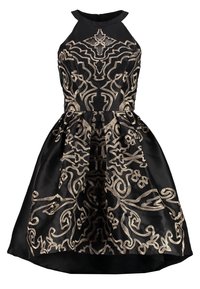 Czarna satynowa sukienka z wysokim dekoltem, z misternym złotym haftem i rozkloszowanym dołem. Gładka tekstura i eleganckie detale projektu.