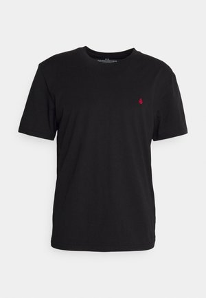 Tee-shirt en coton noir à manches courtes, col rond et petit logo rouge sur la poitrine. Design simple et texture lisse.