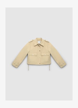 Hellbeige Jacke mit strukturiertem Design, militärischen Schulterklappen, zwei Fronttaschen mit Klappen und verstellbaren Kordelzügen am Saum.