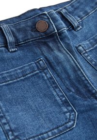 Denim shorts in donkerblauw met een vijf-pocket ontwerp, voorzien van een bronzen knoop en zichtbare stiksels. Zachte textuur en casual pasvorm.