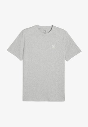 Siva pamučna majica s okruglim izrezom, kratkim rukavima i malom bijelom logom na lijevoj strani grudi. Mekana tekstura, jednostavan dizajn.