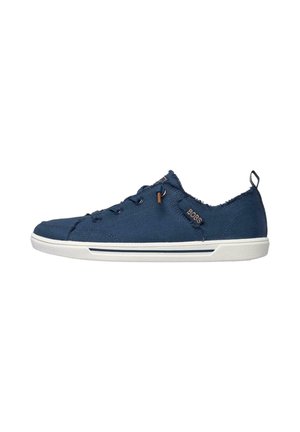 Zapatilla baja de lona azul marino con suela blanca, marca BOBS en el lateral y bordes superiores deshilachados.