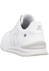 Baskets de sport blanches avec un col rembourré, une tige en cuir texturé, un logo "R" ton sur ton et une semelle en caoutchouc épaisse avec un dégradé subtil.