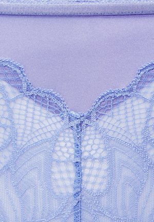 Nahaufnahme eines Lavendel-Dessous-Stoffs, der das glatte Obermaterial und feine florale Spitze mit Netzmustern zeigt.