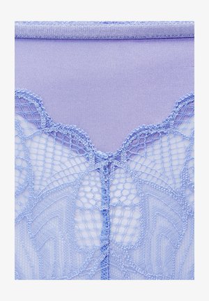 Primo piano di tessuto di lingerie alla lavanda che mostra materiale superiore liscio e pizzo floreale intricatamente lavorato con motivi in rete.