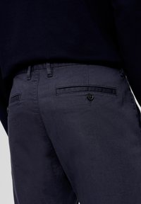 s.Oliver REGULAR MIT DOBBYSTRUKTUR - Chino - tiefblau