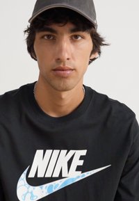 Nike Sportswear TEE FUTURA - T-shirts print - black