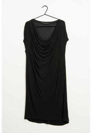 Czarna sukienka do kolan z krótkimi rękawami i marszczonym dekoltem zawieszona na czarnym wieszaku na białym tle.