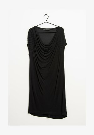 Czarna sukienka do kolan z krótkimi rękawami i marszczonym dekoltem zawieszona na czarnym wieszaku na białym tle.