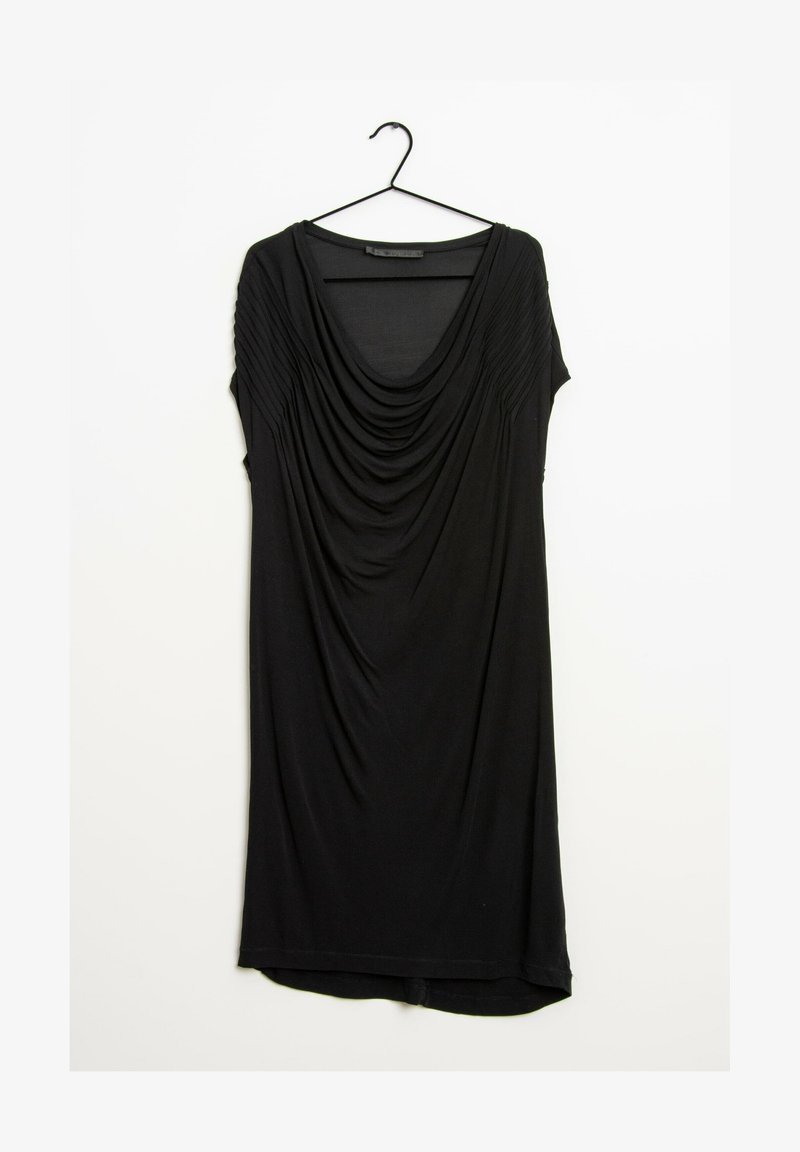 Robe noire longueur genou avec manches courtes et encolure drapée suspendue à un cintre noir sur fond blanc.
