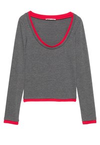Tricou gri cu mânecă lungă, cu un design scurtat și un decolteu larg și adânc. Prezintă dungi roșii în jurul gâtului și la manșete. Textură moale.