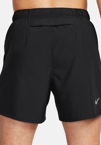 Nike Performance CHALLENGER FLASH - Pantalón corto de deporte - schwarz