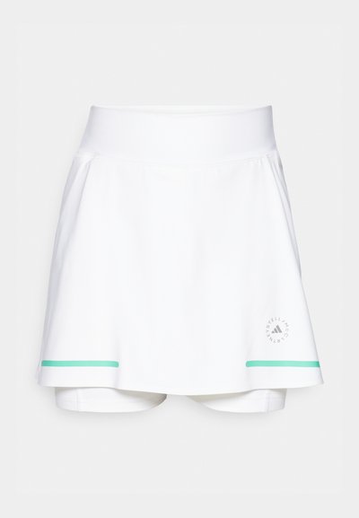 Fehér teniszszoknya beépített rövidnadrággal, széles derékpánttal, zöld hangsúlyos csíkokkal és logó részlettel a bal alsó részen.