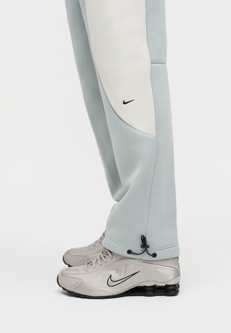Nike Sportswear M NK TECH FLC PRO CB OH PANT - Teplákové kalhoty - light pumice/light bone/black