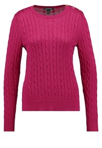 Pull en maille torsadée fuchsia avec manches longues, col rond, poignets et ourlet côtelés, et boutons dorés décoratifs sur l'épaule gauche.