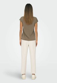 ONLY ONLFREE LIFE SS V-NECK JRS NOOS - T-shirt basic - walnut
