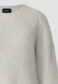 Grauer, fusselfreier Pullover aus weichem, strukturiertem Stoff mit dezentem Glanz. Hat einen runden Ausschnitt und eine lockere Passform. Das Etikett lautet "S.Oliver."