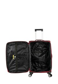 Maleta roja con interior negro, asa extensible y cuatro ruedas. Cuenta con bolsillos de malla y correas de sujeción en un lado.