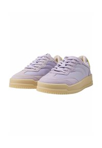 Light purple sneakers with suede and smooth leather textures, white laces, and a beige rubber sole. Yellow accents at the heel.