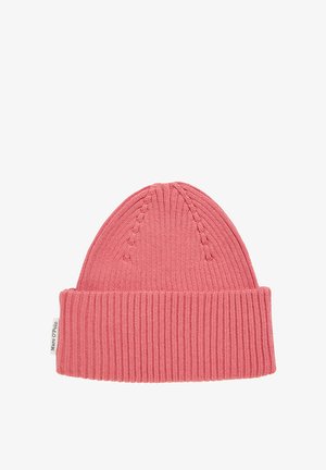 Gestrickte pinke Mütze mit einem gerippten Bündchen, die eine glatte Textur und subtile Details auf der Krone aufweist. Etikett an der Seite sichtbar.