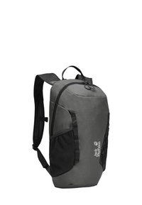 Grauem Rucksack aus strapazierfähigem Material, mit einem Reißverschluss-Hauptfach, netzartigen Seitentaschen und verstellbaren, gepolsterten Trägern. Mit Logo auf der Vorderseite.