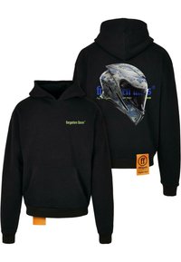 Fekete kapucnis pulóver, hátán nagy grafikával ellátott sisakkal és logóval, elülső zseb és narancssárga márkajelzés található rajta.