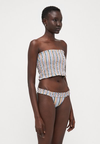 Stripet to-delt badedrakt med bandeau topp og volangbikini-bunn. Fargene inkluderer pastelltoner på teksturert stoff.