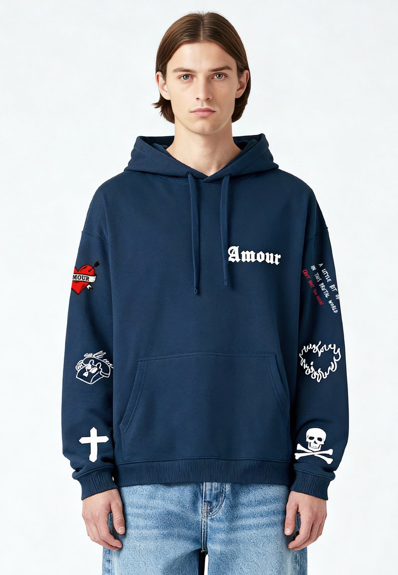 Sweat à capuche bleu marine avec une poche kangourou à l'avant, des impressions graphiques sur les manches et un cordon de serrage pour la capuche. Fabriqué en coton doux.