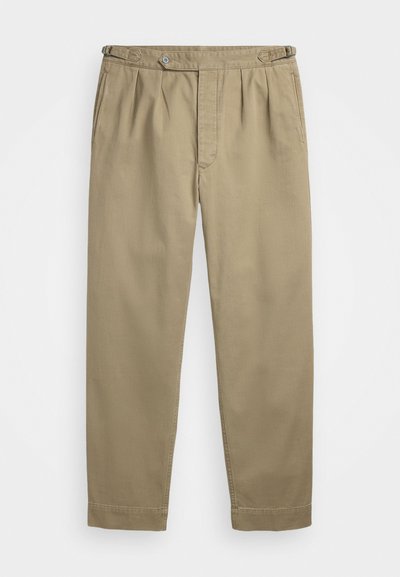 Pantalons beige plissés en tissu léger, avec une fermeture à bouton et des ourlets remis à rouleau. Texture lisse avec des lignes épurées.