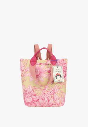 Borsa tote gialla e rosa con motivo floreale, manici e tracolle rosa, con un'etichetta Frida Kahlo attaccata sul lato.