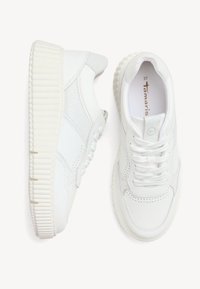 Baskets blanches avec un motif texturé, en cuir lisse, col rembourré et semelle épaisse et cannelée, avec des coutures et des lacets ton sur ton.