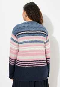 En flerfärgad randig tröja med nyanser av blått, rosa och kräm, med en mjuk textur och mörkblå nederkant.