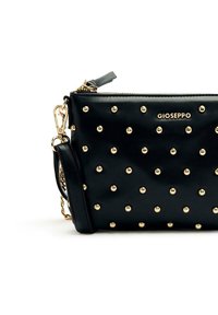 Bolso bandolera de cuero negro con tachuelas doradas, cierre de cremallera, correa desmontable y la marca GIOSEPPO en el frente.