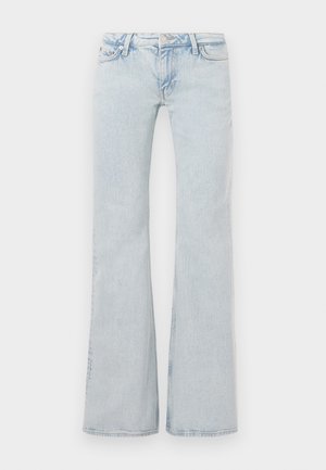 Gaiši zila platiša džinsu bikses, kas izgatavotas no denim. Iezīmēts ar jostu ar metāla pogu, piecu kabatu dizainu un nemanāmu izbalēšanu visā virsmā.
