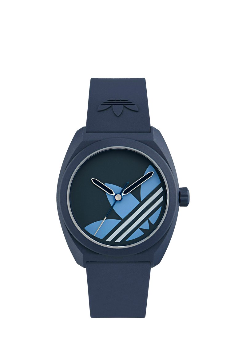 Montre-bracelet bleue avec le logo trèfle Adidas sur le cadran et le bracelet, aiguilles des heures et des minutes noires, et aiguille des secondes fine en argent.