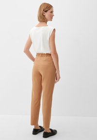 s.Oliver BLACK LABEL SLIM MIT BUNDFALTE - Chino - sandstein