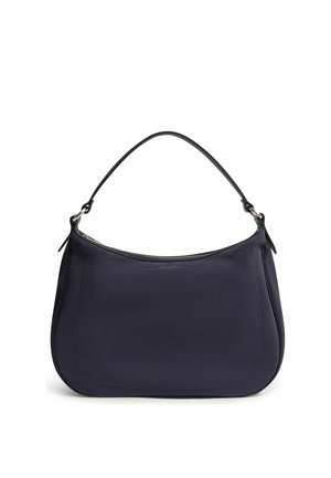 Marineblaue Lederschultertasche mit schwarzem Griff und Reißverschluss, minimalistisches Design und kleines goldenes Logo vorne.
