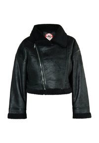 Svart fusk läder kort jacka med fårskinnskrag och muddar, med en dragkedja framtill, texturerad yta och dekorerande paneler.