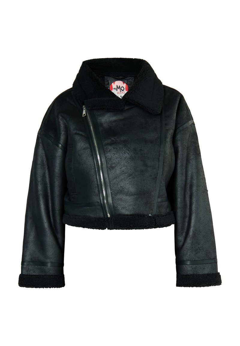 Svart fusk läder kort jacka med fårskinnskrag och muddar, med en dragkedja framtill, texturerad yta och dekorerande paneler.