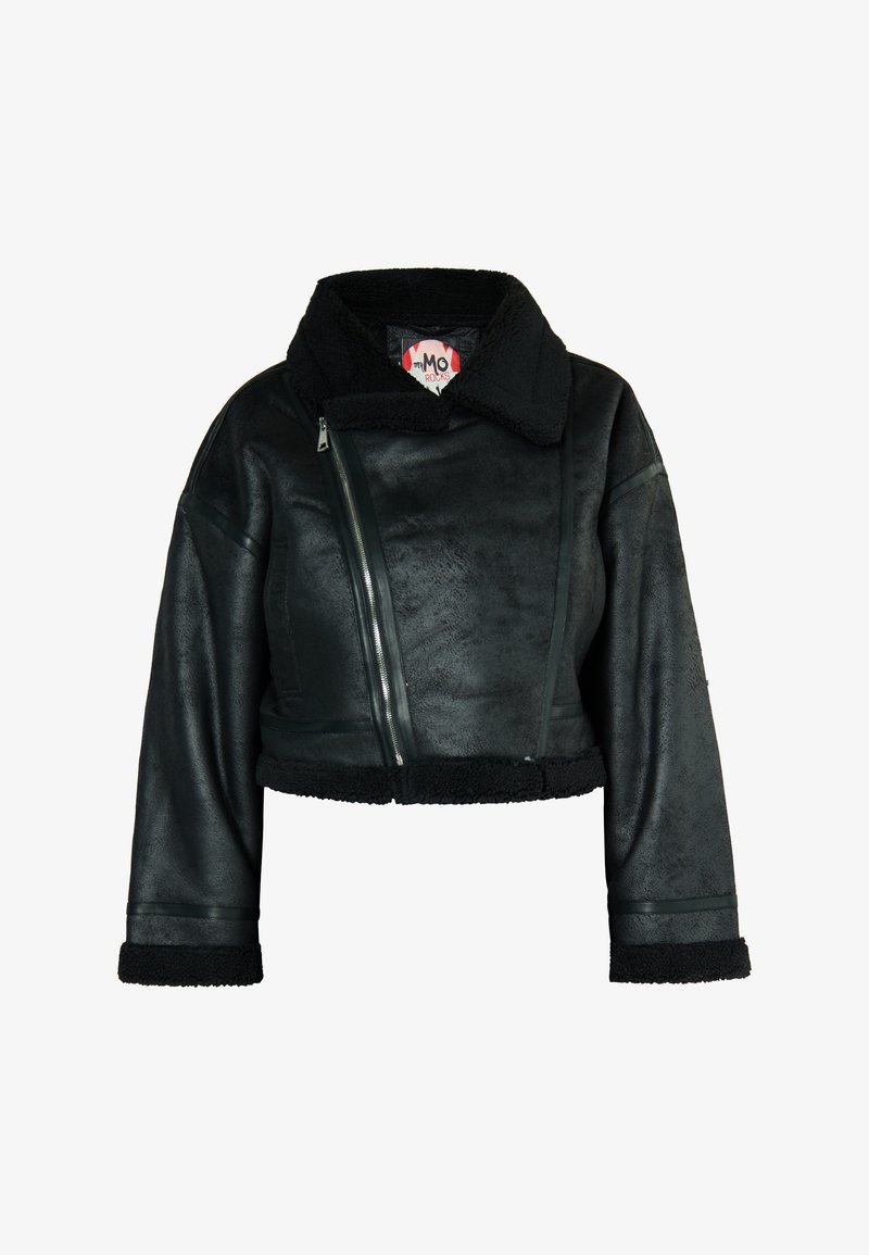 Czarna kurtka skórzana cropped z kołnierzem i mankietami z owczej wełny, z zamkiem z przodu, fakturowanym wykończeniem i dekoracyjnymi panelami.