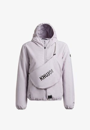 Lysegrå hættejakke med frontlynlås og matchende skuldertaske med "KHUJO 2001"-branding. Elastiske manchetter og kant.