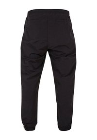 Schwarze Jogginghosen mit elastischem Bund, schmal zulaufenden Beinöffnungen und zwei Gesäßtaschen; gefertigt aus leichtem, glattem Stoff.