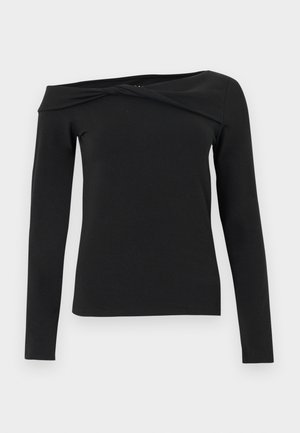 Haut noir à manches longues, décolleté asymétrique avec un détail de col torsadé, coupe ajustée, présenté sur un fond blanc uni.