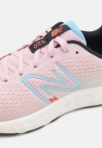 New Balance 520V8 - Katujuoksukengät - pink