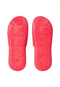 Sandalias de goma de color rosa brillante con suelas texturizadas. Presentan logotipos de la marca grabados "UNDR" y "ARMR". Bordes suaves y diseño contorneado.