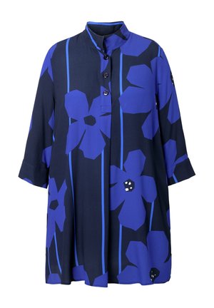 Blå blomster tunika med høj krave, der har store marine- og blå blomster, knaplukning foran og trekvartærmer. Blødt stof med let glans.